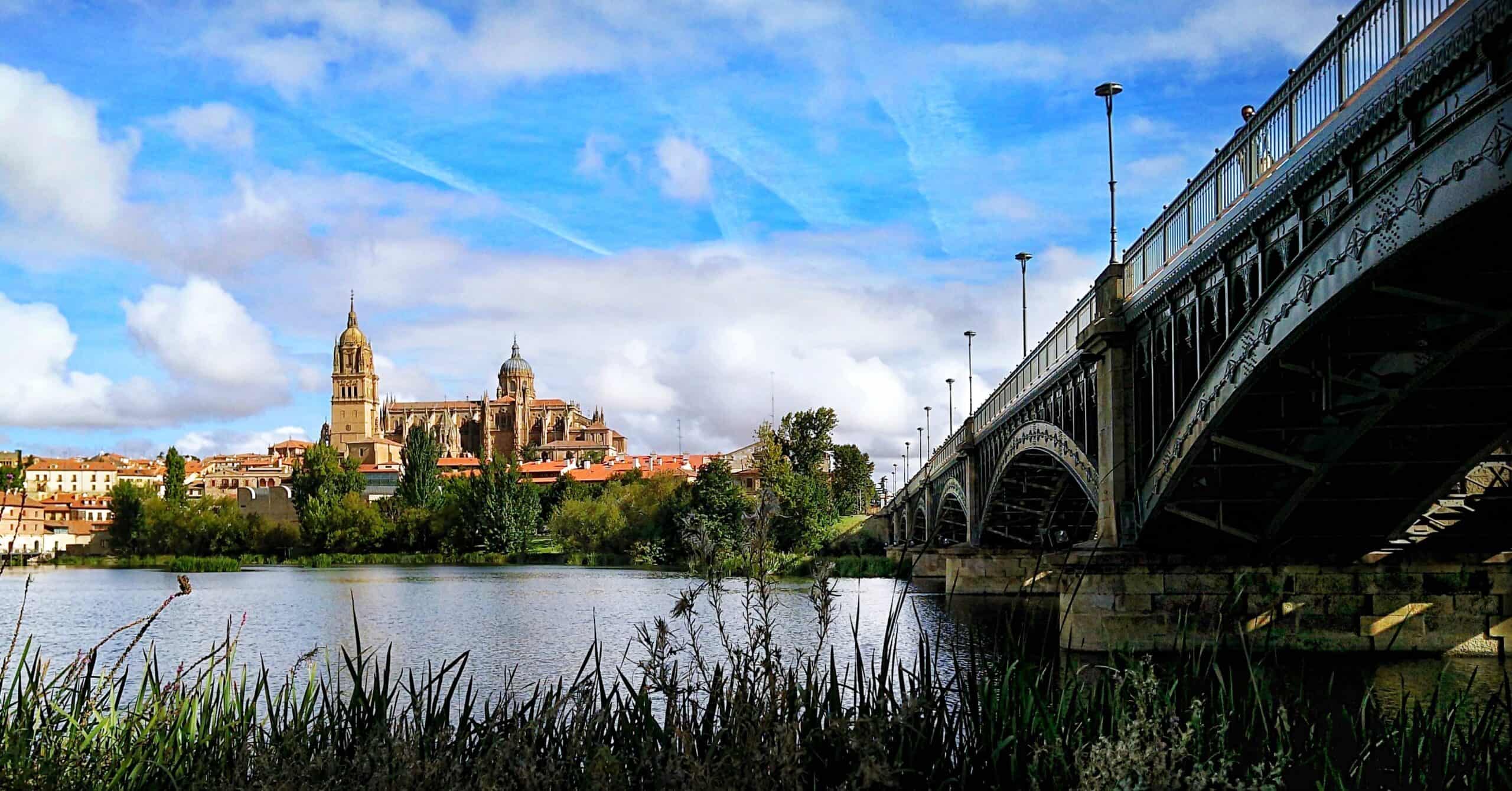 Vista del casco histórico de Salamanca con la Clerecía al fondo