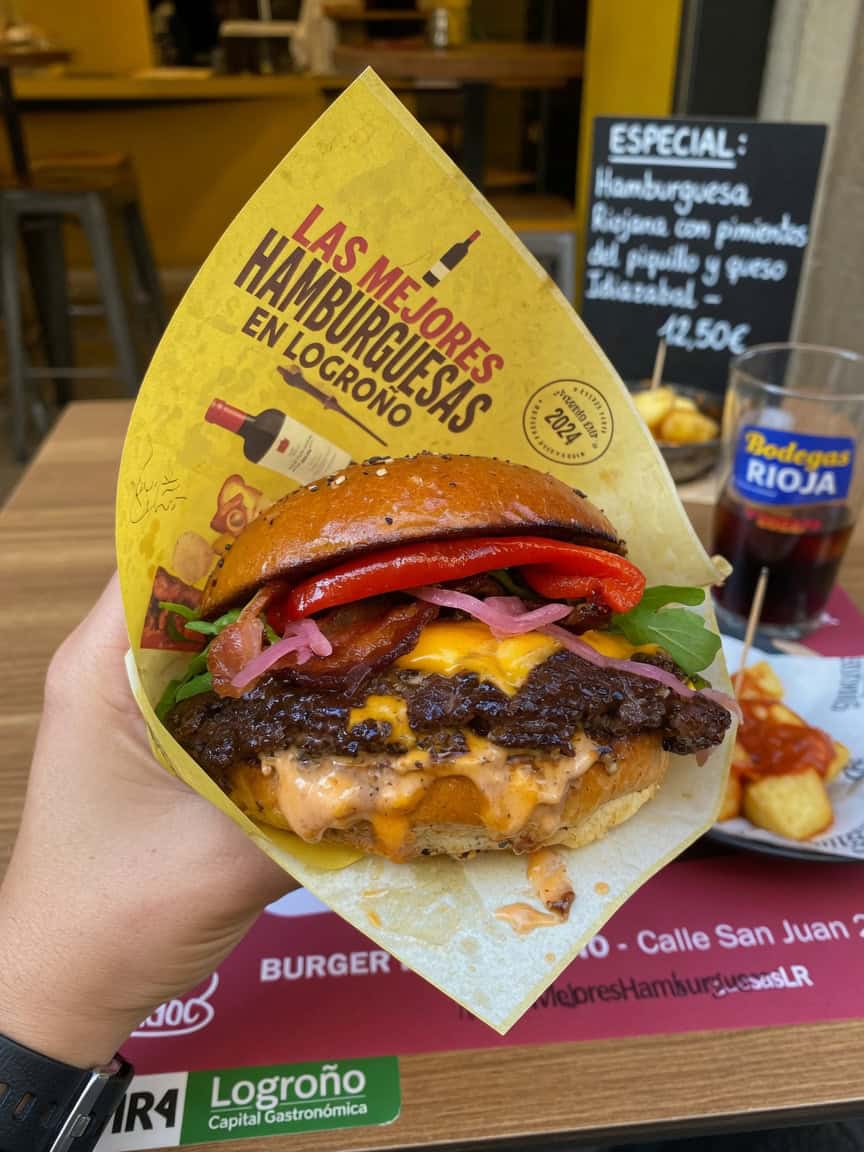 Hamburguesa jugosa con carne, queso, tomate y cebolla en Logroño.