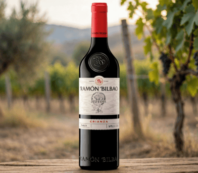 Botella de vino Ramón Bilbao Crianza en viñedo de España.