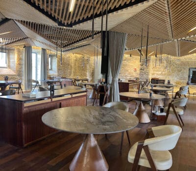 Interior de restaurante de hotel de lujo con decoración moderna y ambiente acogedor.