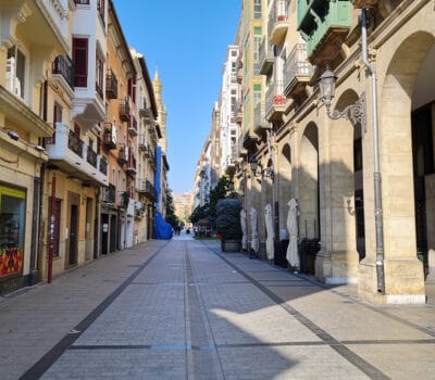 Calles peatonales en el centro de una ciudad con edificios históricos y tiendas.