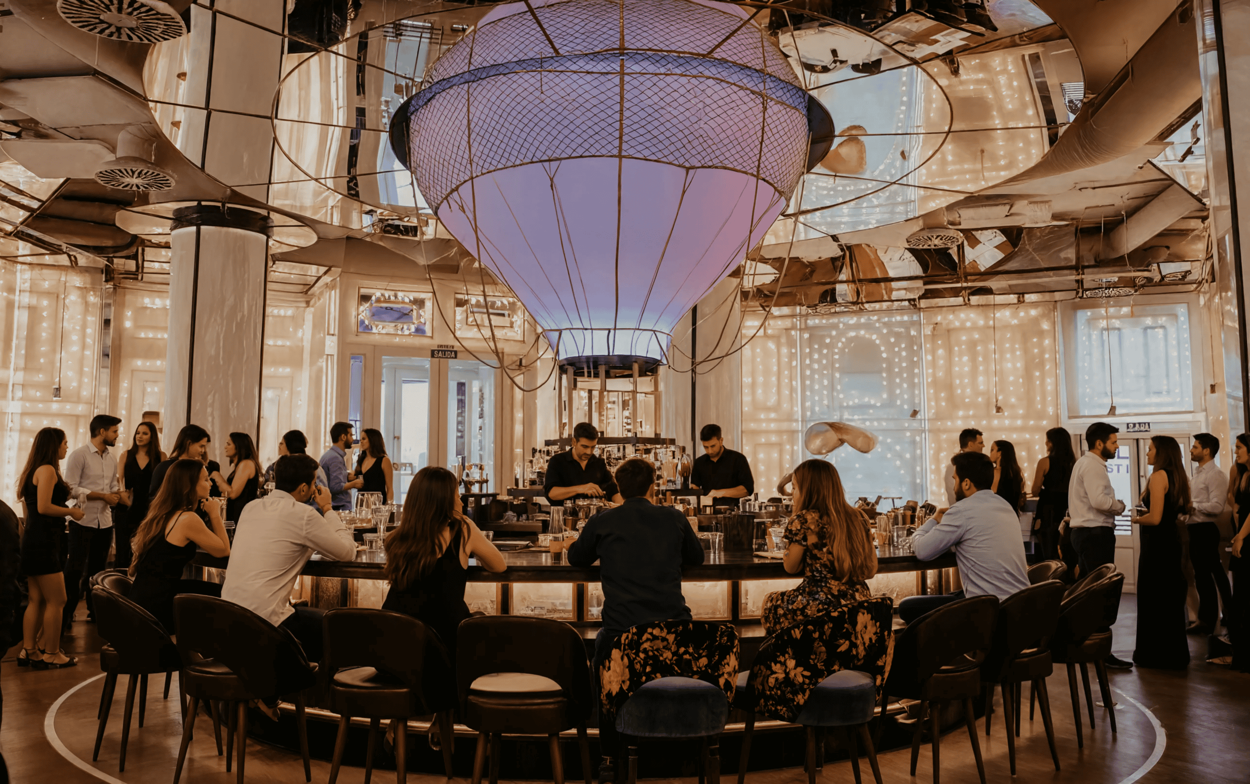 Interior de Bibo Madrid con comensales disfrutando de la carta de Dani García