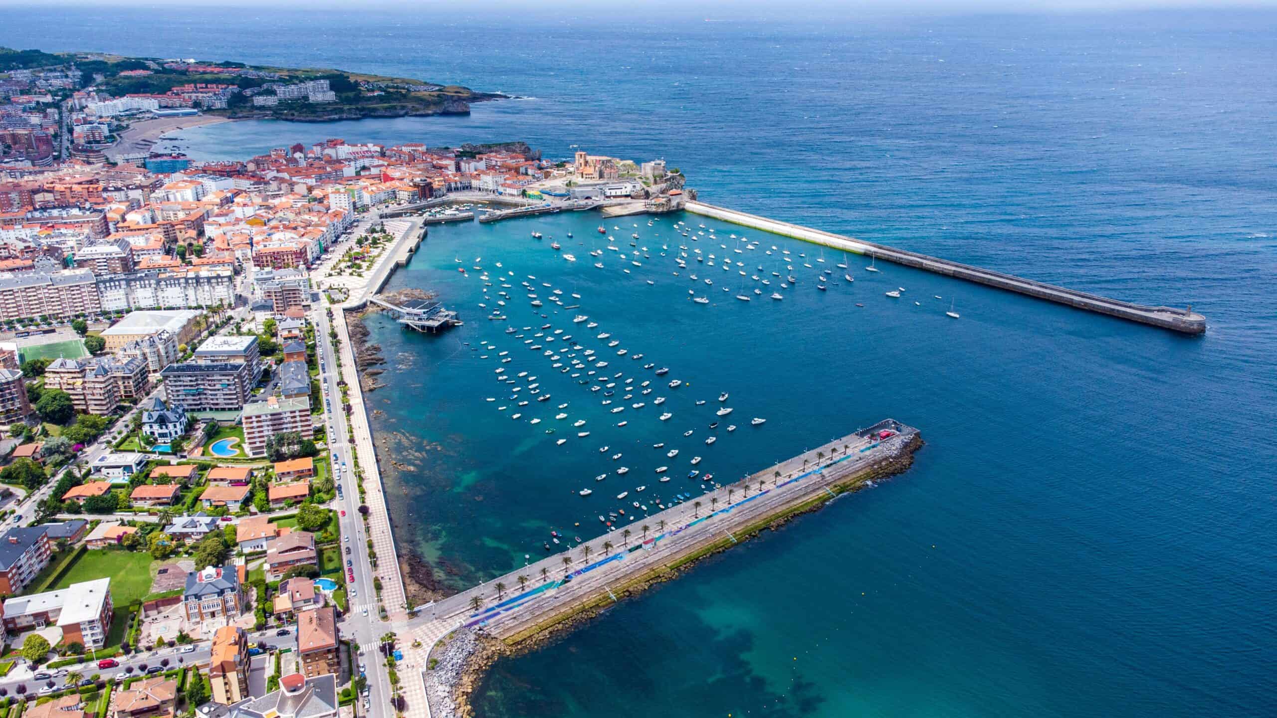 Vista panorámica del puerto y la ciudad en la costa española.