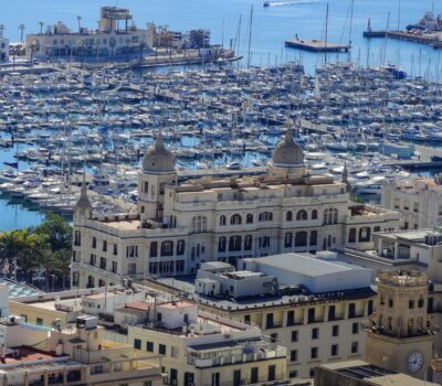 Puerto deportivo en Málaga con numerosos yates y vistas al mar.