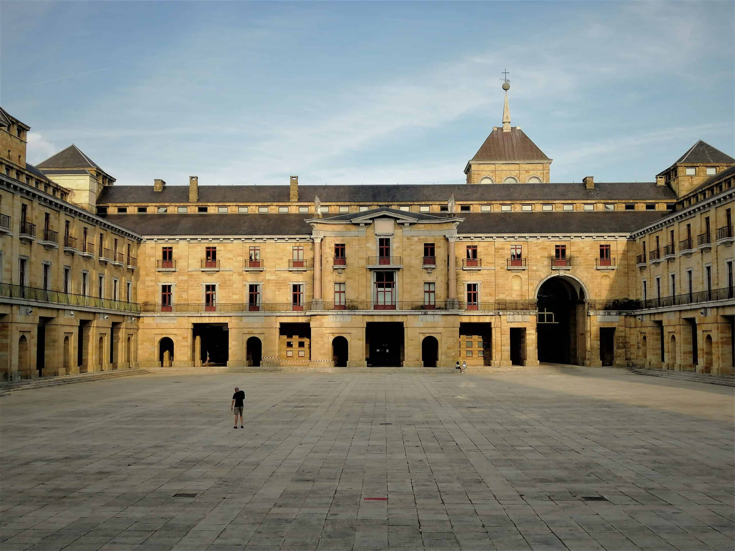 Fachada de un hotel histórico en España con arquitectura clásica.