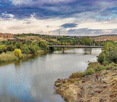 Paisaje del río con puente y entorno natural en España.