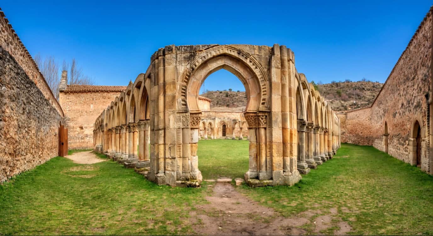 Ermita de San Saturio junto al río Duero en Soria